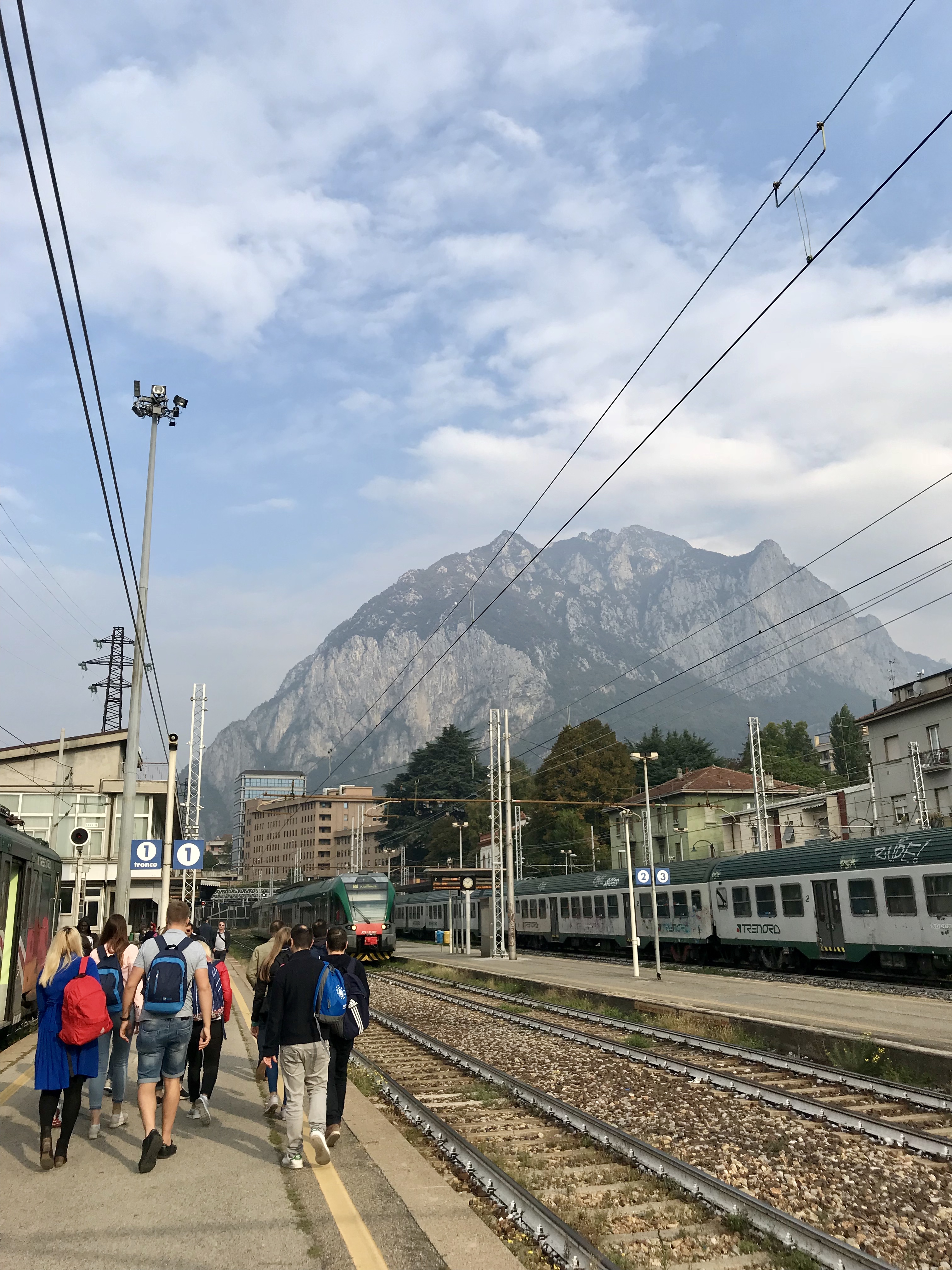 IV darbuotojai laukia traukinio į kitą Italijos miestą