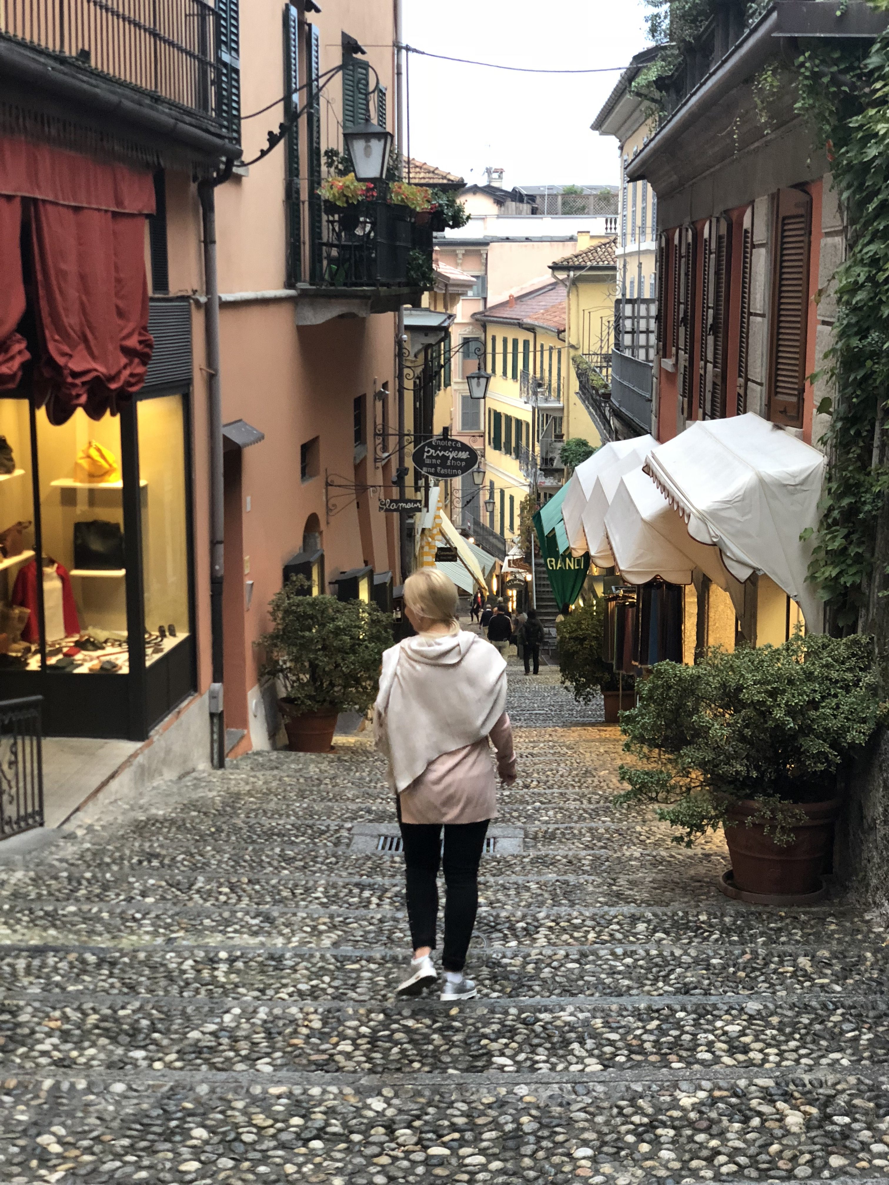 Merginos pasivaikščiojimas po siauras Italijos gatves