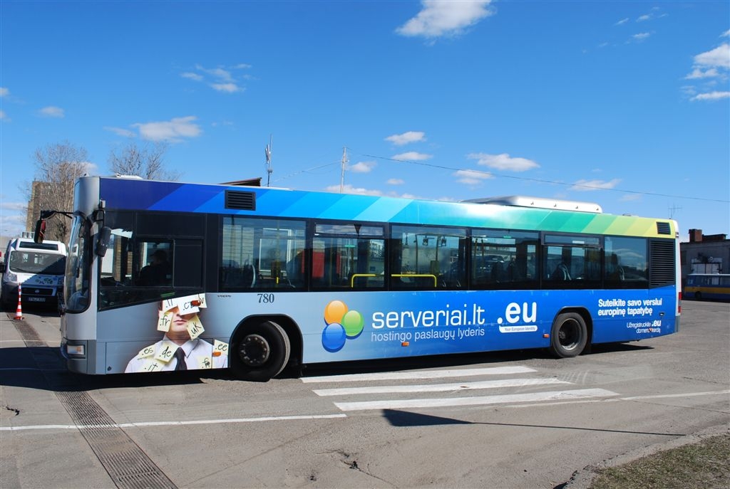 Autobuso šonas su serveriai.lt ir .EU reklama