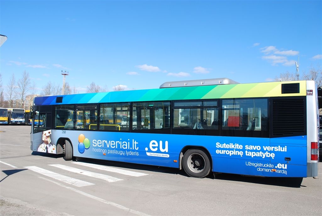 Autobuso šonas su .EU reklama