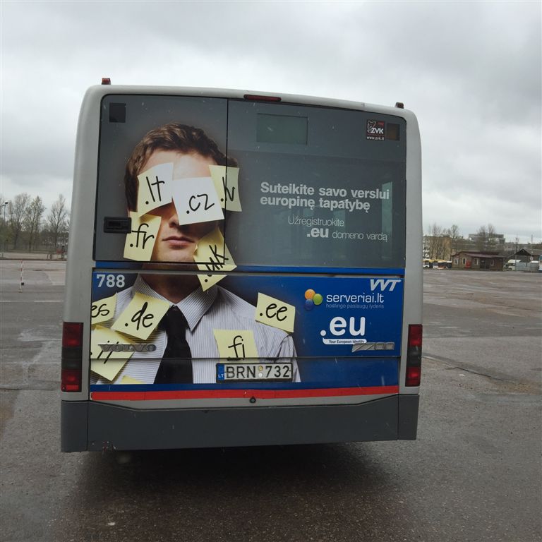 Autobusas iš galo su .EU reklama