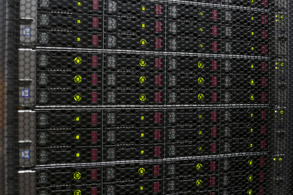 Duomenų centre esančio serverių spintos